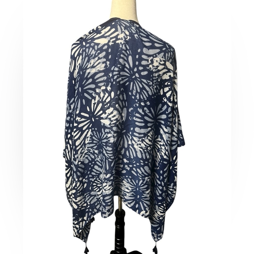 DEMDACO Wrap Shawl  BLUE AND WHITE Floral design Tasseled. - Picture 2 of 4